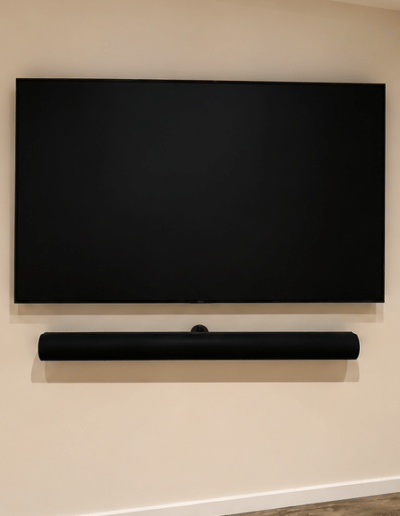 Uitgevoerde kluswerken door Profix: TV en soundbar aan de muur gemonteerd